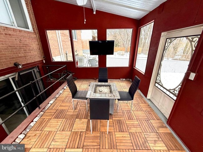 Building Photo - 819 Carrington Ave