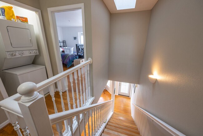 Building Photo - Two bedroom condo in Vancouver with view.