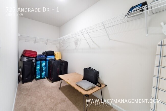 Building Photo - 725 Andrade Dr