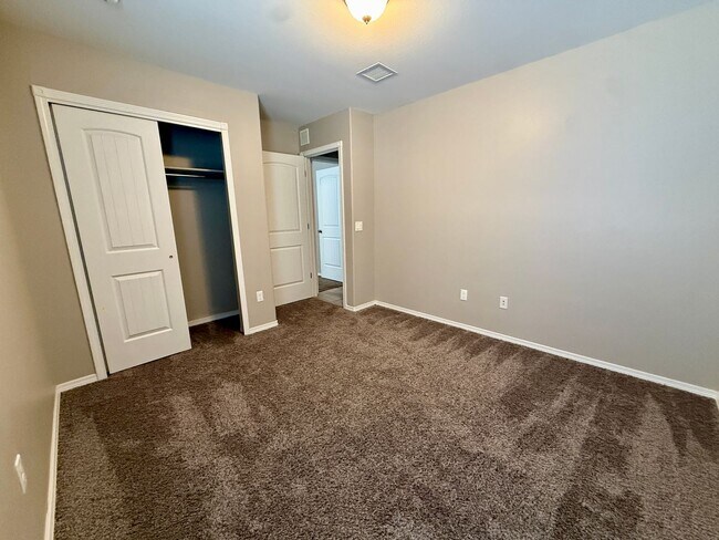 Building Photo - 4 Bedroom Home Close to Zaragoza and Montana!