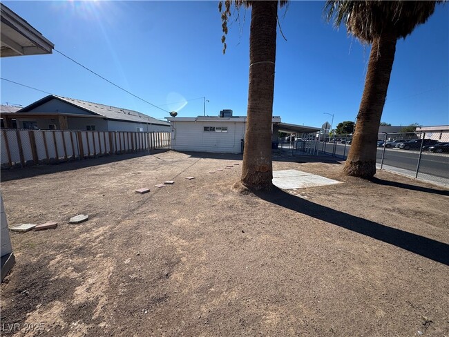 Building Photo - 1300 E Nelson Ave