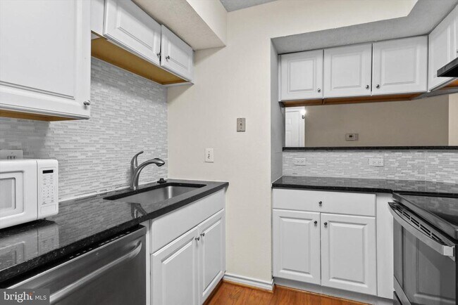Building Photo - 1527 Lincoln Way