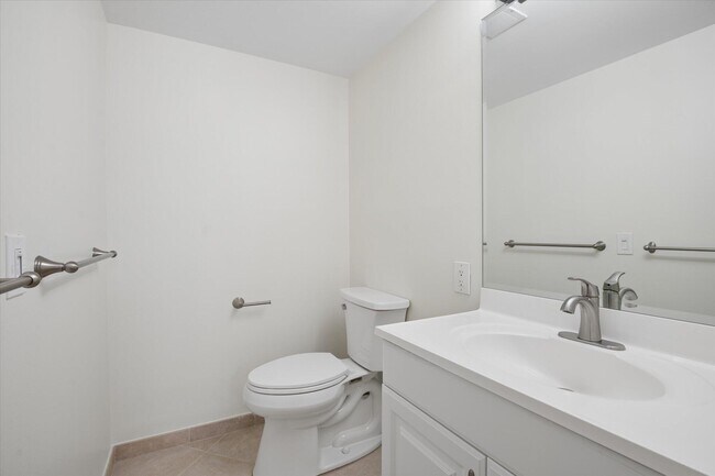 Building Photo - 511 Bayshore Dr