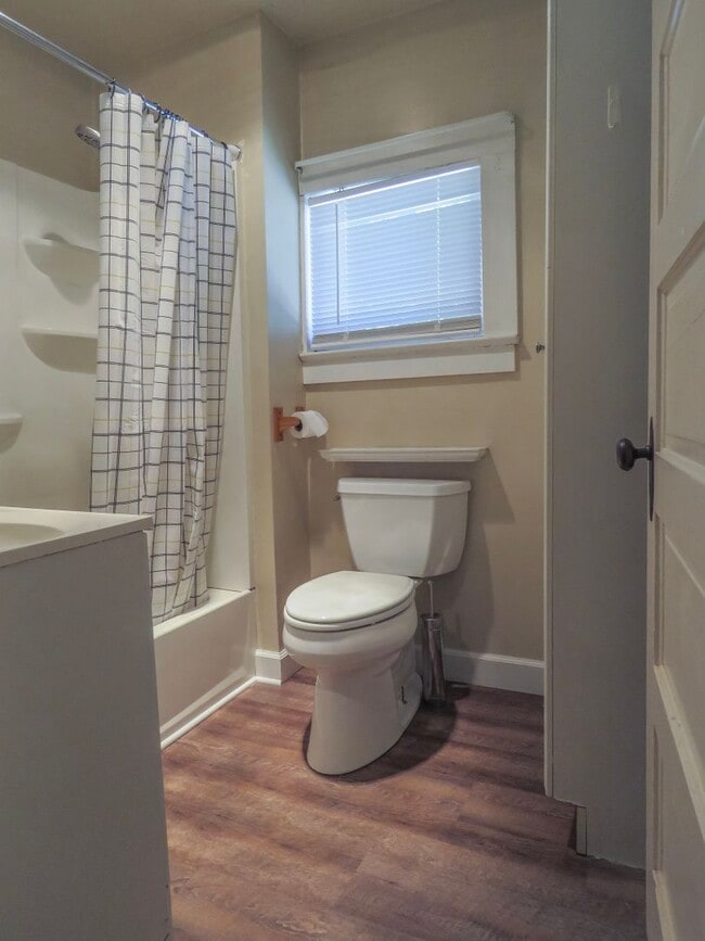 Building Photo - 2 Bedroom Cottage with in walking distance...