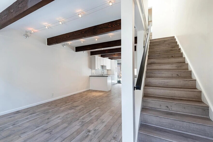 Building Photo - 4040 Grand View Blvd