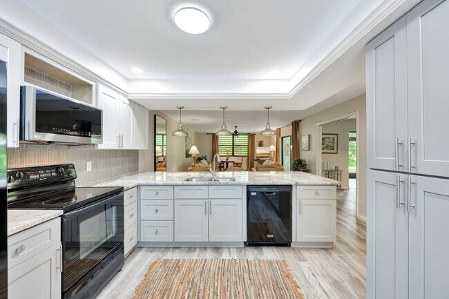 Building Photo - Furnished 3BR/2BA Condo in Pinebrook Lakes...