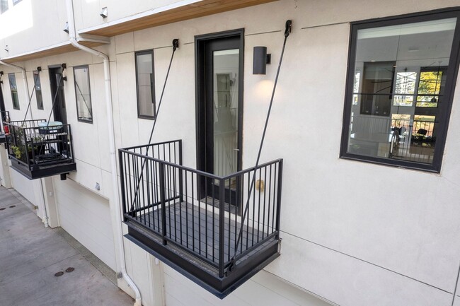 Building Photo - LUX 3BD, 5BA Townhome Near Cherry Creek, C...