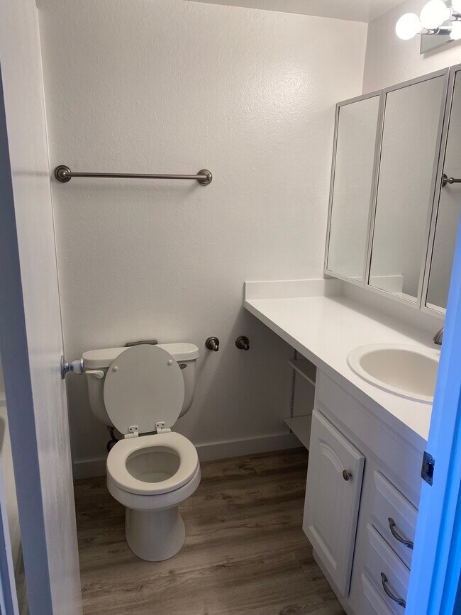 Building Photo - 147 Oko St