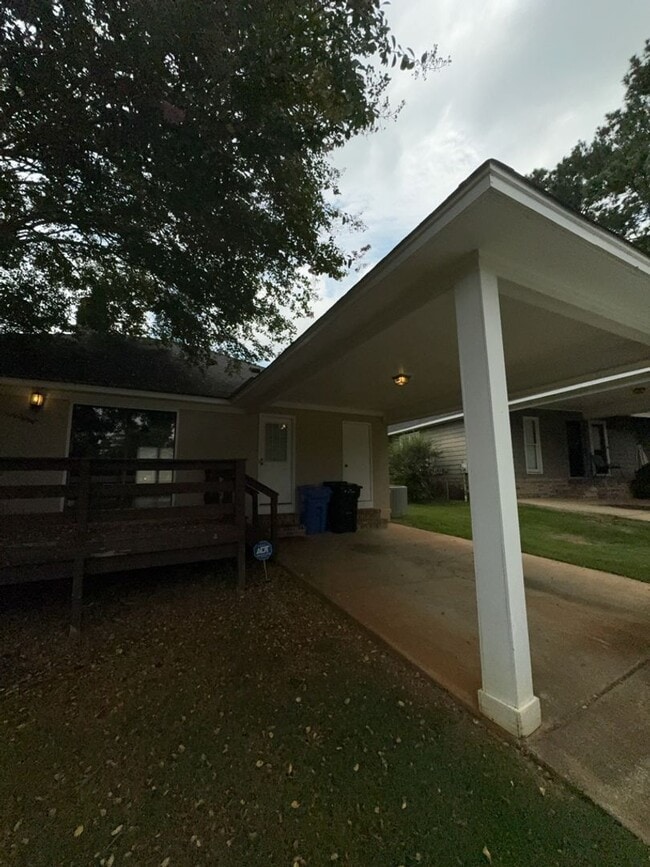 Building Photo - 7003 Robin's Nest Dr