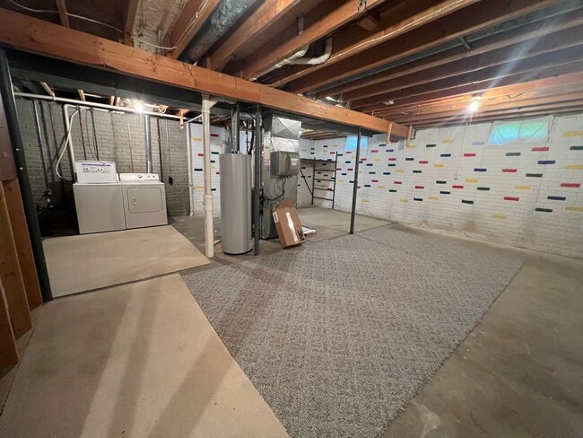 Building Photo - Immaculate 4 bed home in Bloomington