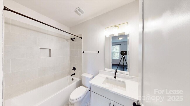 Building Photo - 4019 Plaza Row Ct