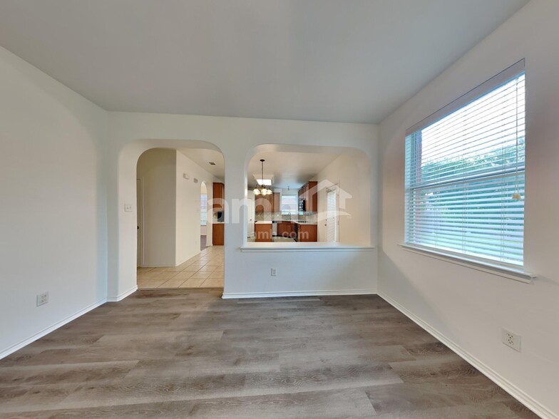 Building Photo - 4825 Summer Oaks Ln