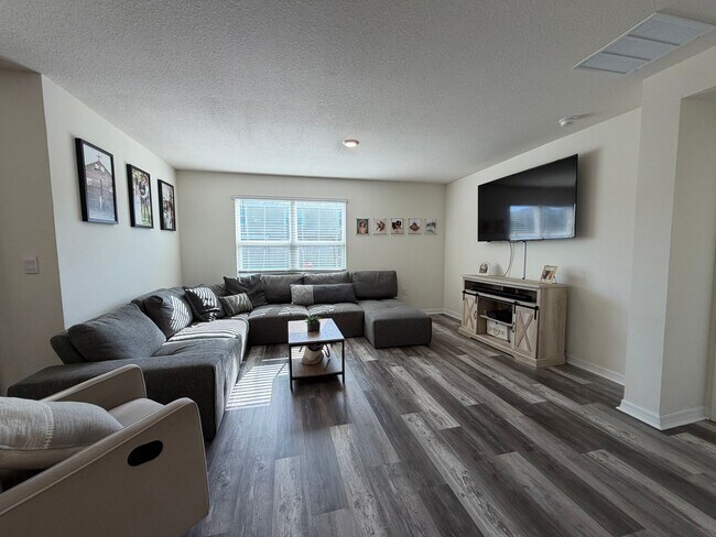 Building Photo - 4 Bed 2 Bath Home in Avalon Woods! FULLY FENCED YARD