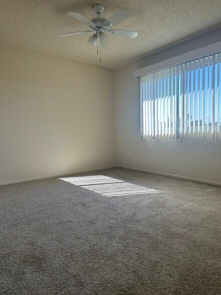 Building Photo - 1181 E Hollyvale St