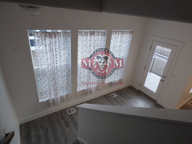 Building Photo - Great 3 Bd 2.5 Ba Townhome Rooftop Views