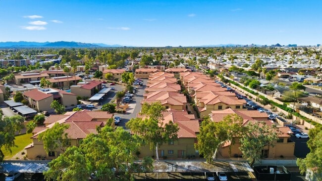 Building Photo - Bright 3-Bed Townhouse in Quiet Gated Community Near ASU