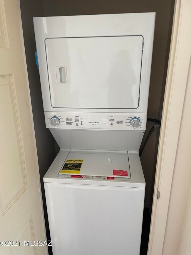 Building Photo - 2545 E Spring St