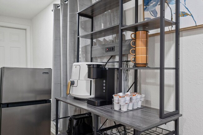 Building Photo - 4005 W Lincoln St