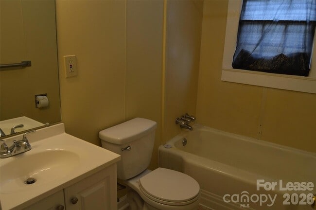 Building Photo - 819 Charlotte Ave