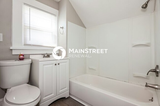 Building Photo - 4 Bedroom Pet-Friendly Home in Charlotte, NC with Main Street Renewal