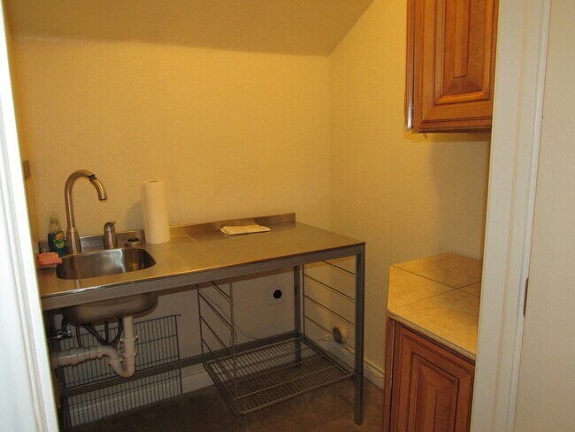 Building Photo - Rare Bradburn Single Family home including Carriage house