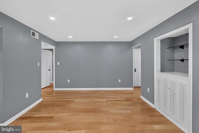 Building Photo - 7742 New Providence Dr