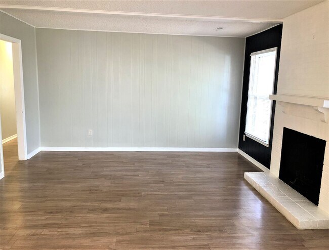 Building Photo - SW Large Brick Home, Updated Kitchen & Bathrooms, Wood Like Flooring, Fenced Yard!