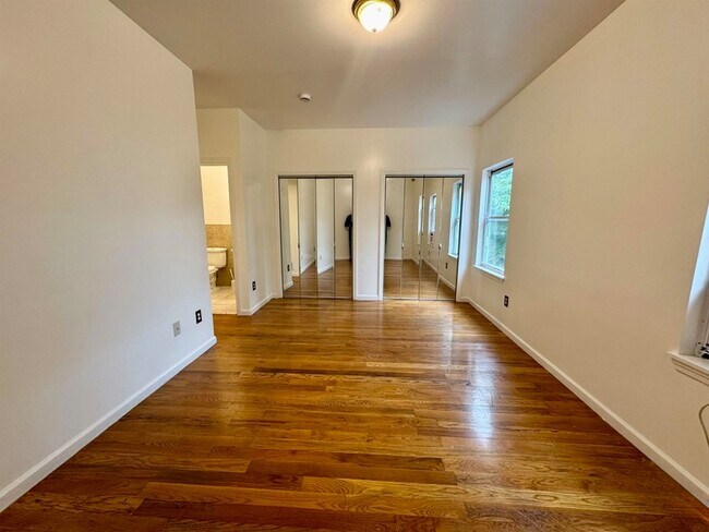 Building Photo - 142 Ege Ave