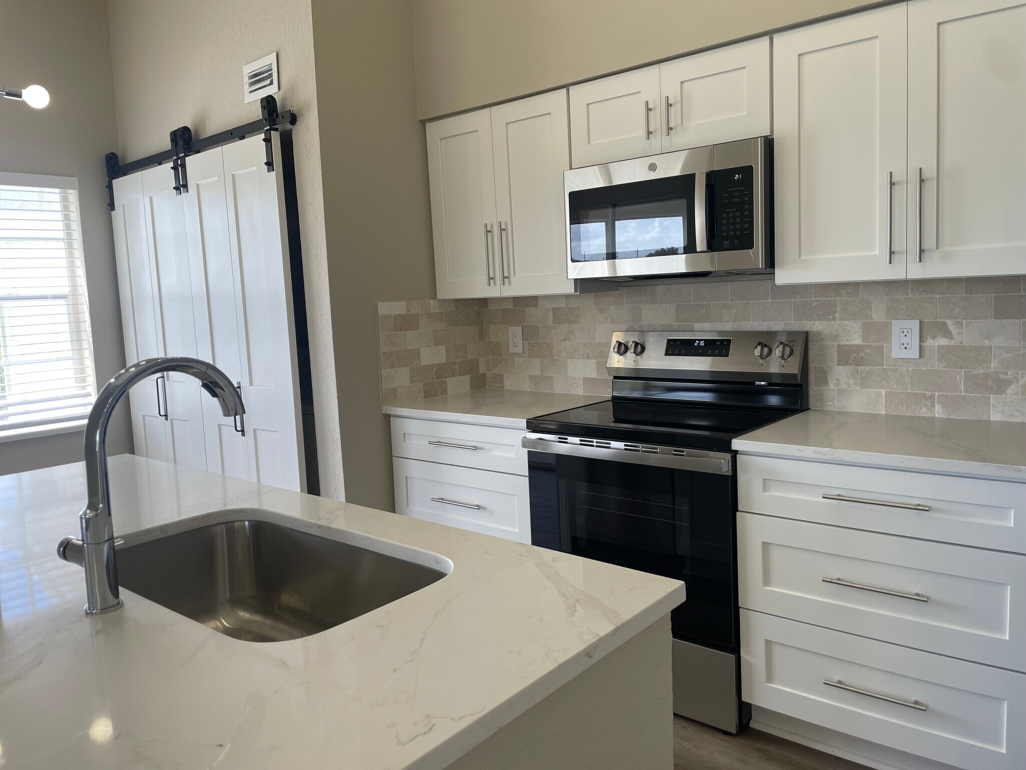 Building Photo - 2850 N Oakland Forest Dr