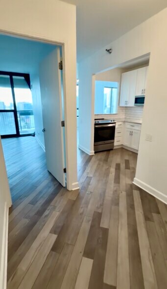 Building Photo - 400 N La Salle Dr