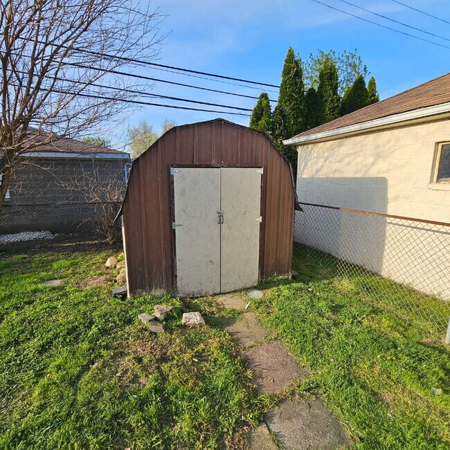 Building Photo - 3 Bedroom Ranch, Eat-In Kitchen, All Appliances, Big Basement with Extra Storage, 2 Car Garage.