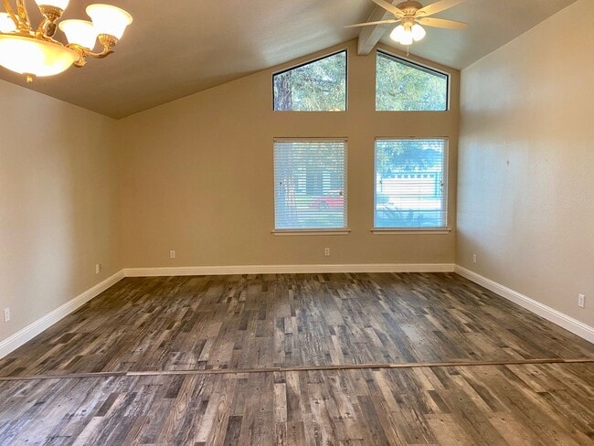 Building Photo - $2,250 Armstrong & Sierra, Beautiful 3 Bed...