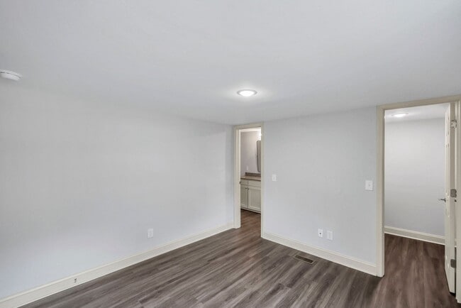 Building Photo - Completely Remodeled 3BR Home in Lexington with Granite Countertops & New Stainless Steel Appliances