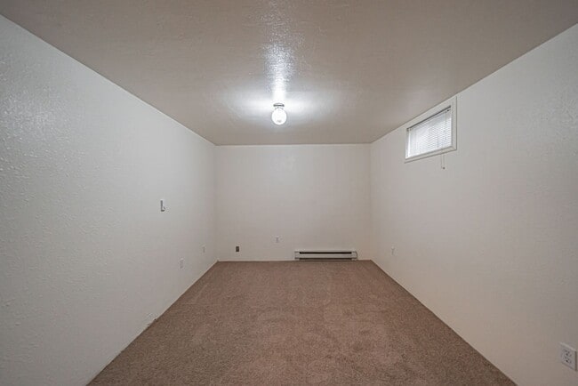 Building Photo - Spacious and recently updated, this 6-bedroom, 3-bathroom home in Ammon