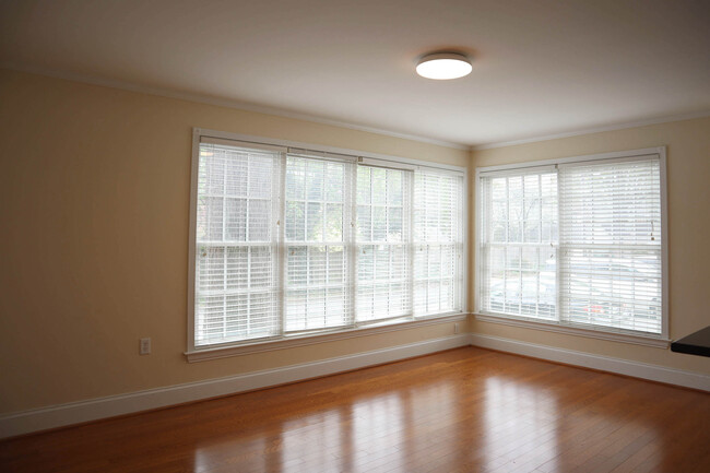 Building Photo - 45 E Lock Ln