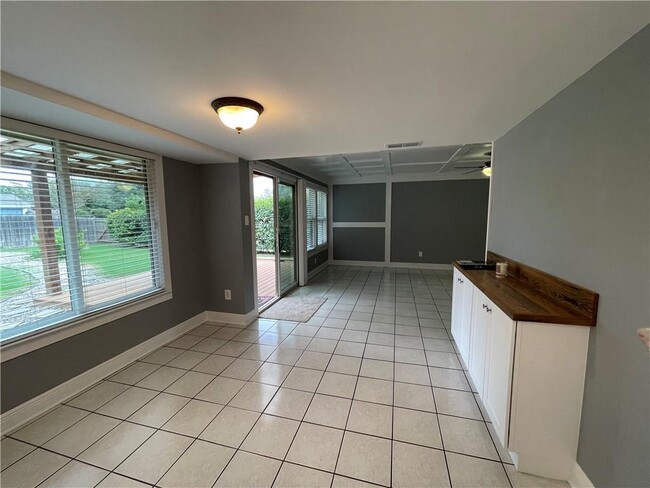 Building Photo - 7415 Shadywood Dr