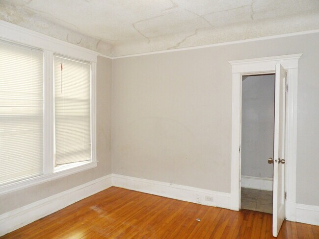 Building Photo - 2 Bedroom Lower Level Duplex - South Minne...