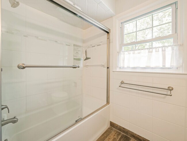 Building Photo - Your Private Retreat Just Minutes from Downtown South Lyon