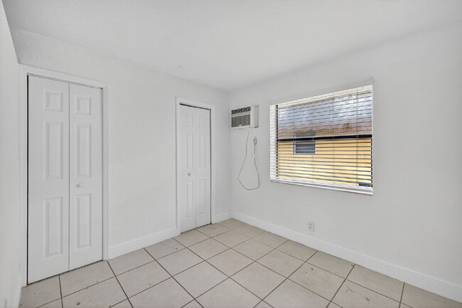 Building Photo - QUICK MOVE IN - FIRST MONTH FREE | Bright & Modern 1-Bedroom Apartment in Prime Oakland Park Loca...