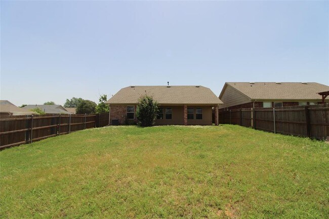 Building Photo - 2821 Edgemere Dr