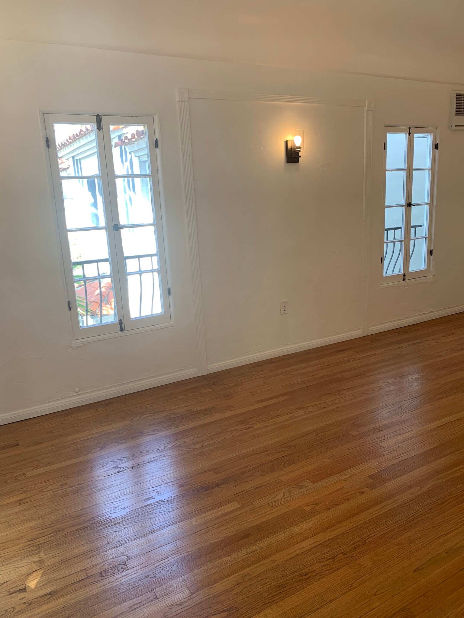 Building Photo - 802 N Sweetzer Ave