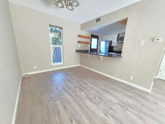 Building Photo - 5472 Roundtree Pl