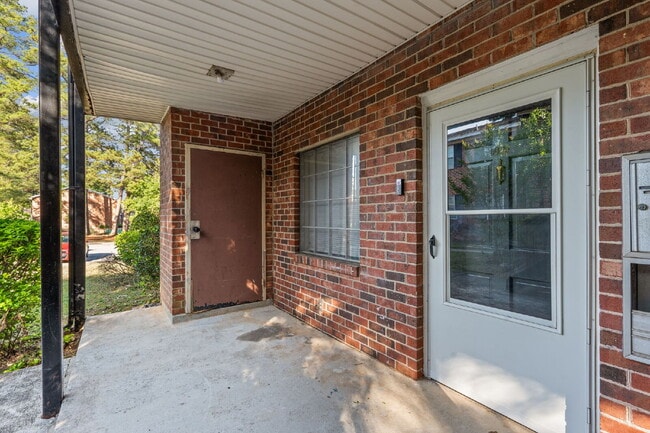 Building Photo - Move-In Ready 2BR Condo | Pool Access & Water Included