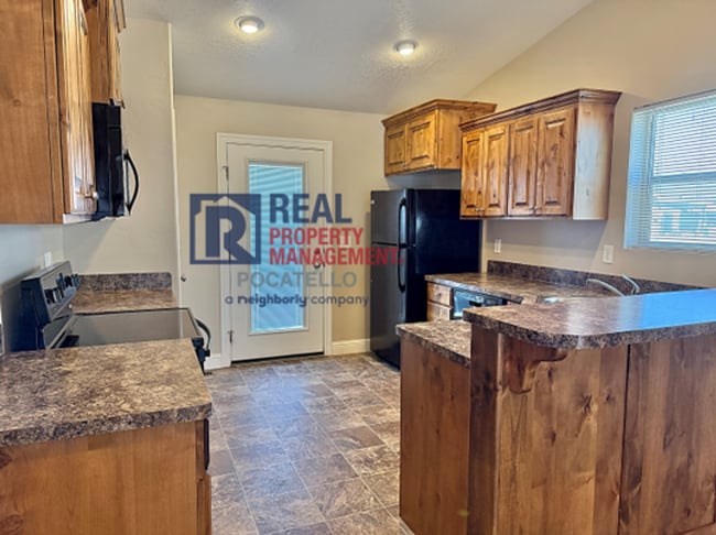 Building Photo - Beautiful 3 bed 2 bath house - 2 car Garage