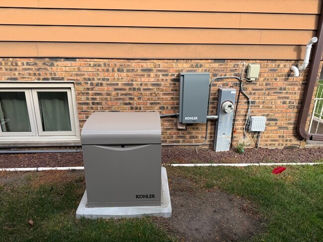 Building Photo - 585 Leahy Cir