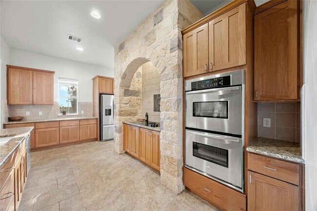 Building Photo - 18500 Lakehead Cir