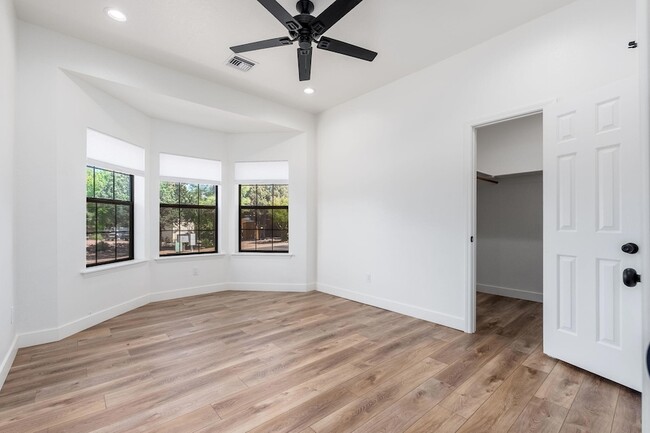 Building Photo - 908 S Manzanita Dr