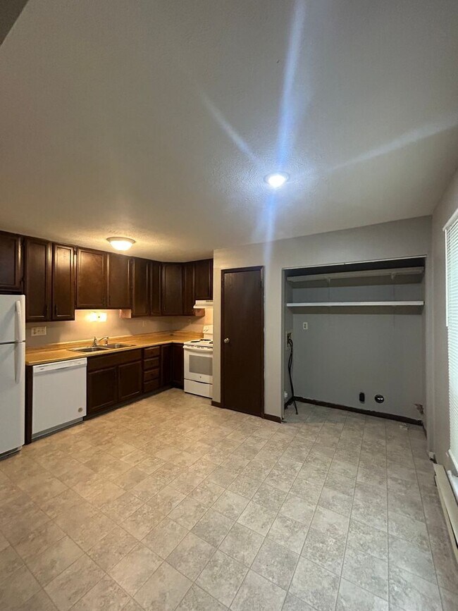Building Photo - 60 Ironwood Ct