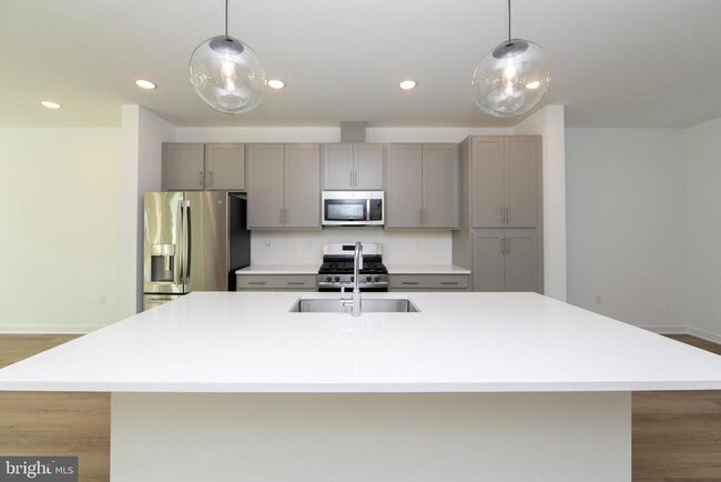 Building Photo - 65 Basswood St