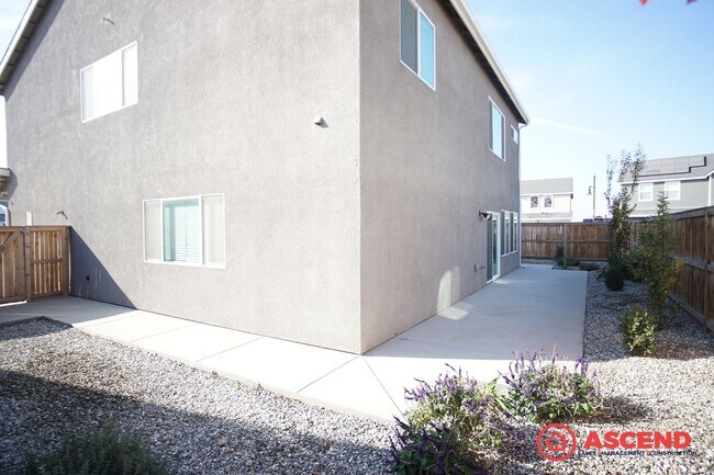 Building Photo - Stunning 5BD/4BA Home in Gossamer Grove — Solar, Modern Finishes, Nearly 3,000 Sq Ft & Pets Welcome!